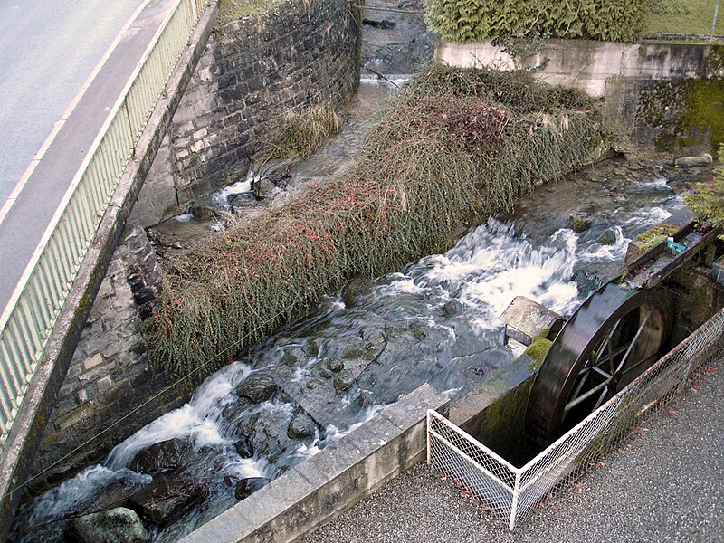 Ein Wasserrad oder Mühlrad 800px-Stigl-bach-lores