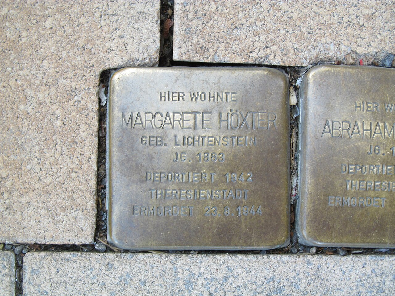 der Stolperstein für Margarete Höxter vor dem Haus Bahnhofstraße 33 in Treysa