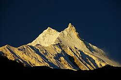 A Manaszlu napkeltekor