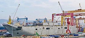 Türk Deniz Kuvvetleri'ne ait TCG Anadolu (L-400), İstanbul'daki Sedef tersanesinde