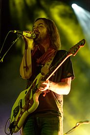 Кевин Паркер из Tame Impala является одним из авторов и продюсеров песни