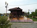 Tampak depan Rumah si Pitung atau sering disebut Rumah Tinggi di Kelurahan Marunda Jakarta Utara. Rumah si Pitung merupakan rumah adat panggung khas Betawi di wilayah pesisir.