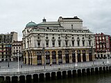 El teatre Arriaga des del pont de l'Arenal.