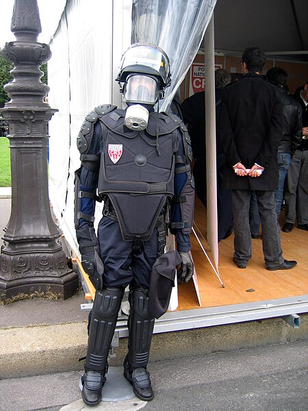 File:Tenue CRS pour manifestation2.JPG