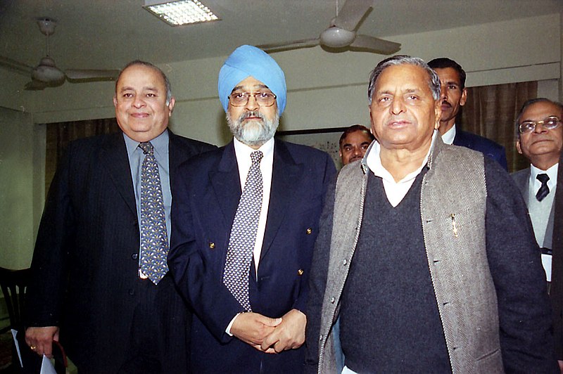 File:The Chief Minister of Uttar Pradesh, Shri Mulayam Singh Yadav meeting the Deputy Chairman Planning Commission, Shri Montek Singh Ahluwalia to finalize Annual Plan 2005-06 of the State, in New Delhi on December 30, 2004.jpg