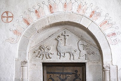 relief över sakristiedörren