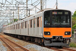50070型（51072F） （2021年5月 北坂戸駅 - 坂戸駅間） 当初よりフルカラーLEDの表示器を備える。 車端部がほぼ全て下降窓であるのも特徴。