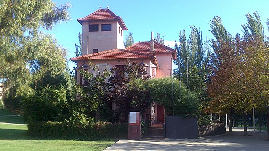 Casa Camprubí, d'estil noucentista i ubicada dins el parc.