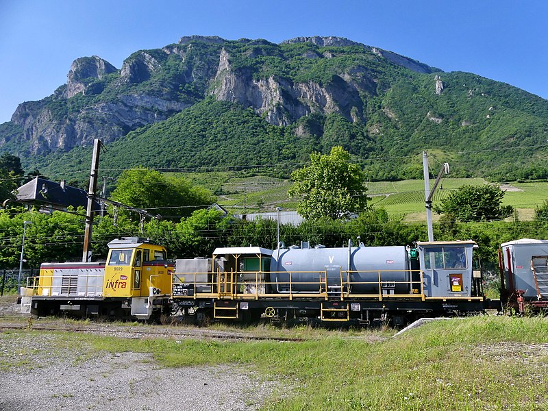 File:Train désherbeur et locotracteur à Montmélian (2018).JPG