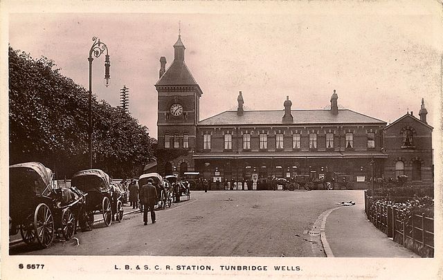The Station Approach in the early 1900s. A Yablochkov candle can be seen on the left of the picture.