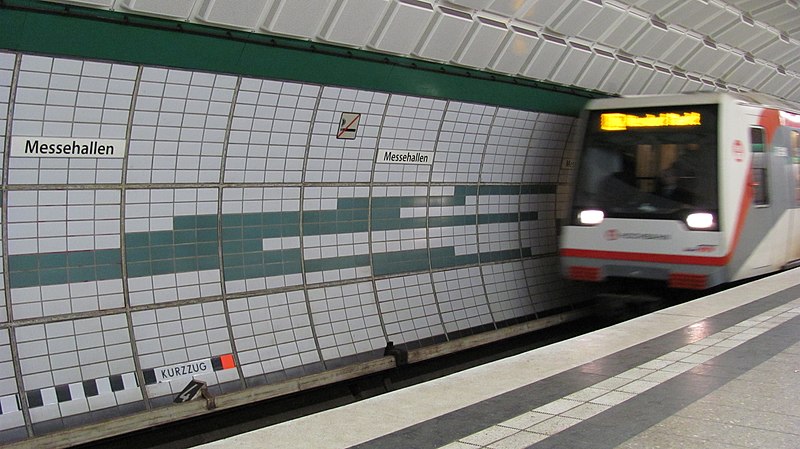 File:U-Bahn-Zug DT4 Hamburger U-Bahn Messehallen 2010.jpg