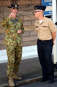 Glazbenik treće klase američke mornarice Hunt Gibson, desno, s Europskim bendom američkih mornaričkih snaga, razgovara s kraljevskim australskim zrakoplovnim letom Sgt. Eden Stubbings u pauzi od proba za Royal Edinburgh 120731-N-VT117-1313.jpg