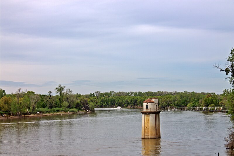 File:US-CA-Sacramento-SacramentoRiver-WaterTreatmentInlet-2012-04-18T13-46-13.jpg