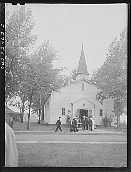 File:United Nations heroes going to the chapel at Fort Ontario 8d38707v.jpg