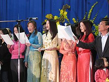 Vietnamese Canadians singing 2005.jpg
