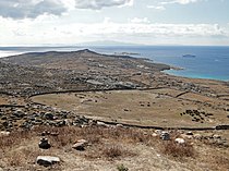Pemandangan bagian selatan pulau Delos dari Mont Cynthe