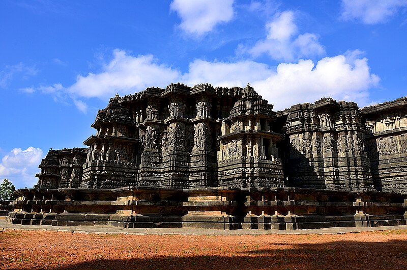 File:View of the overall stellate design of Hoysaleshwara temple in Halebidu.jpg
