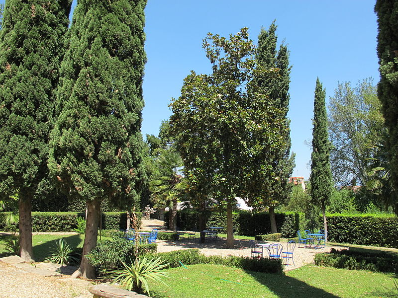 File:Villa romana 03 giardino.JPG