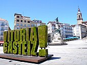 Vitoria - Plaza de la Virgen Blanca en escultura vegetal 1.jpg