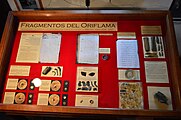 Vista general de la Vitrina que guarda los objetos hallados en el sondaje que se hizo en el pecio de "El Oriflama, esta vitrina y objetos se encuentran en el Museo Histórico Religioso de Curepto
