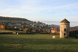 Vue du village depuis le plateau le surplombant.JPG