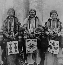 Three Native American women in Warm Springs Indian Reservation, Wasco County, Oregon (1902) Warm Springs.jpg
