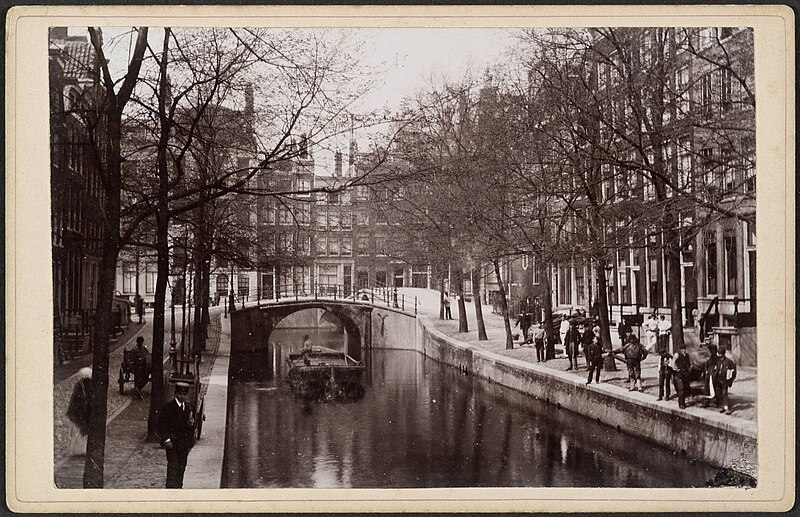 File:Warmoesgracht met houten schuit en brug omgeven door huizen - Amsterdam - 20329003 - RCE.jpg