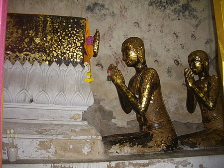 ไฟล์:Wat_Intharam_(Wat_Bang_Yi_Ruea_Nok)_-_Mahakassapa_(Mahakasyapa)_pay_respect_to_Lord_Buddha's_body_(1).JPG