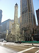 ミシガン・アベニュー越しに見るシカゴ・ウォーター・タワー