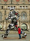 10/2021: Skulptur „Wertgigant“ von HA Schult hinter dem Neuen Rathaus