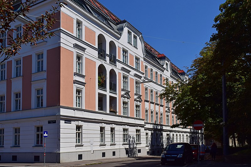 File:Wien-Ottakring - Gemeindebau Lobmeyrhof - 1.jpg