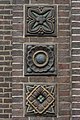 Deutsch: Ehemaliges Kleinkinderhaus Winterhuder Weg 11 in Hamburg-Uhlenhorst: Detailaufnahme der Keramikornamente von Ludwig Kunstmann. This is a photograph of an architectural monument. It is on the list of cultural monuments of Hamburg, no. 29268.