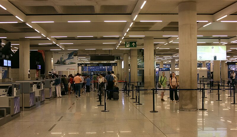 File:X100 Flughafen Palma de Mallorca Schalter zum Einchecken.jpg