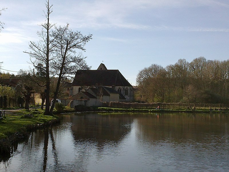 File:Yvelines Saint-Hilarion Eglise Cote Sud Etang - panoramio.jpg