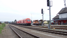Ein Güterzug auf dem Weg nach Wiener Neustadt bei der Durchfahrt im Bahnhof Fürstenfeld, im Hintergrund wartet eine ÖBB X630 auf weitere Aufträge