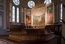 Chor mit Altar und Altarbild.