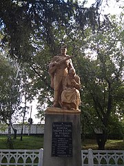 Пам'ятник 58 воїнам-односельчанам, загиблим в роки Великої Вітчизняної війни і братська могила 11 радянських воїнів.jpg