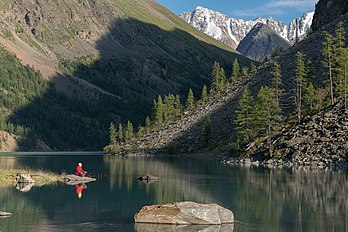 Lago Shavlinskoe nas montanhas Altai, República de Altai, Rússia. (definição 4 896 × 3 264)