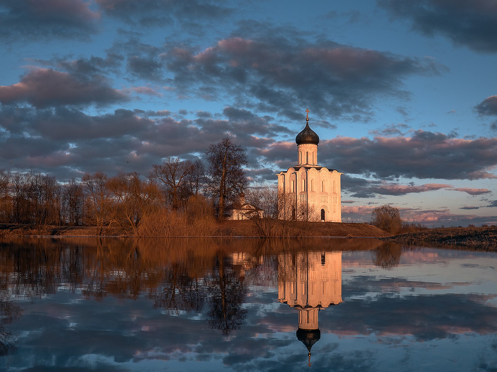 Храм отражение река Суздаль