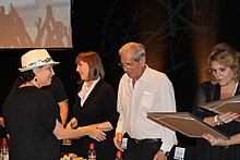 נטע אריאל (משמאל) מקבלת את הפרס בשם בית הספר לקולנוע מעלה מידי השחקן חיים טופול ושרת התרבות הספורט לימור לבנת ב-2013