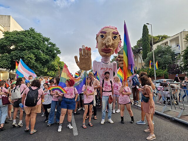 בתמונה מיצג "תרבות גאה בעם" במצעד הגאווה בחיפה בשדרות מוריה בדרך למרכז הכרמל וגן האם, יוני 2023