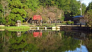 結縁寺池から見る結縁寺。赤い屋根が寺の門。