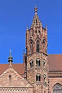 Toren van Freiburg Minster (begonnen 1340) bekend om zijn kantachtige opengewerkte torenspits
