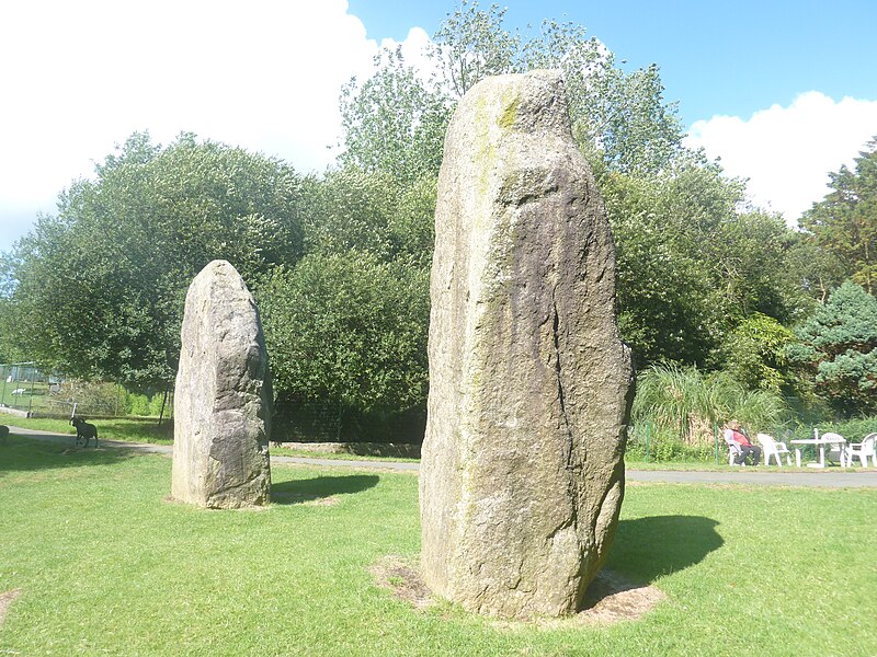 File:149 Menhirs Peumerit.JPG