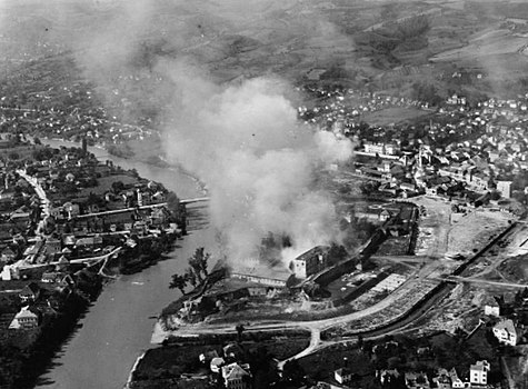 Savjezničko bombardovanje banjalučke tvrđave 1944. godine. Bombardovanje je izvela južnoafrička avijacija na njemačke trupe koje su se bile utvrdile u tvrđavi nakon što su ih jedinice NOVJ potisnule iz dijela grada. Fotografiju je načinila 19. eskadrila Južnoafričkog ratnog vazduhoplovstva 27. septembra 1944. godine, koja je zajedno sa 16. eskadrilom Južnoafričkog ratnog vazduhoplovstva izvela ovaj napad