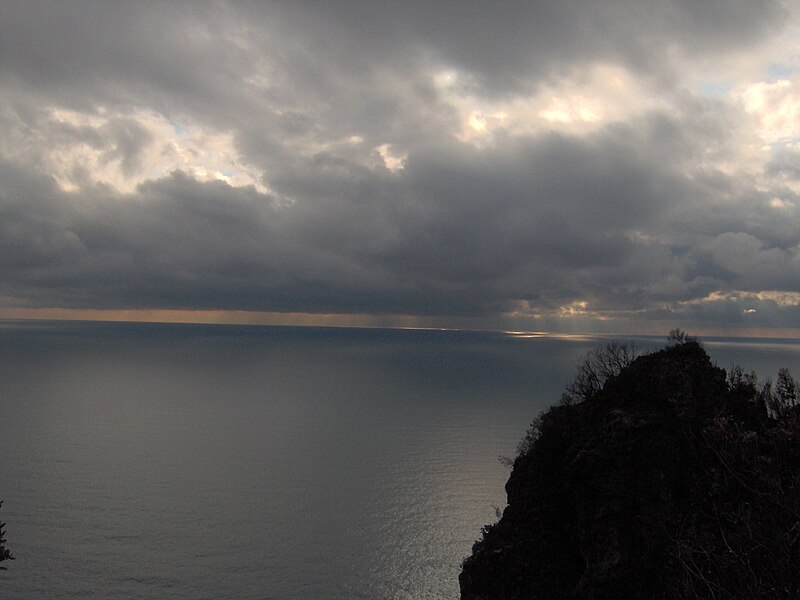 File:20050128 1519 2 sea seen from the amalfi coast.JPG