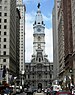 2013 Ayuntamiento de Filadelfia desde S. Broad Street en Locust Street.jpg