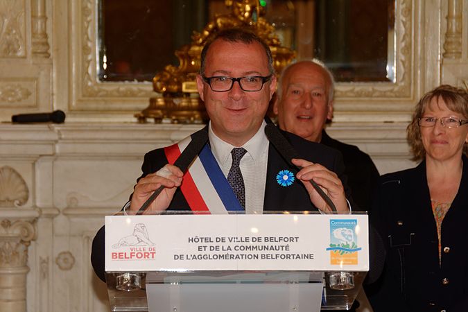 Damien Meslot lit un discours.