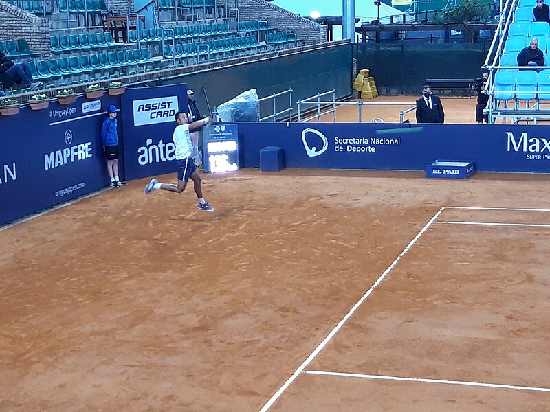 File:2021 Uruguay Open (tennis) - Round 2 Hugo Dellien vs Timofey Skatov - 02.jpg