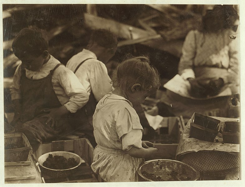 File:3 year old girl and 2 boys hulling berries at Johnson's Canning Camp, Seaford, Del. LOC nclc.00791.jpg